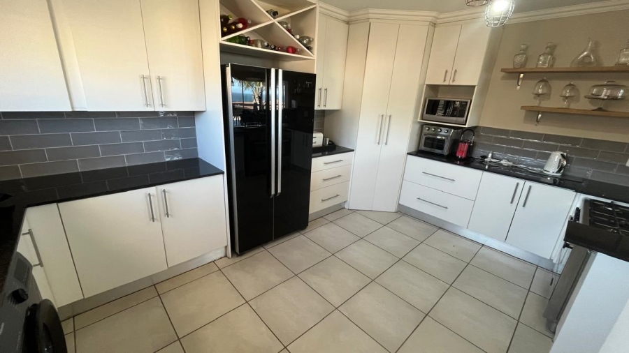 5 Bedroom Property for Sale in Wavecrest Eastern Cape